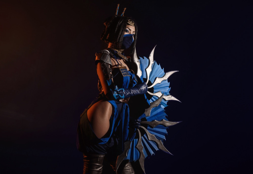 Казашка показала пикантный косплей на Китану из Mortal Kombat